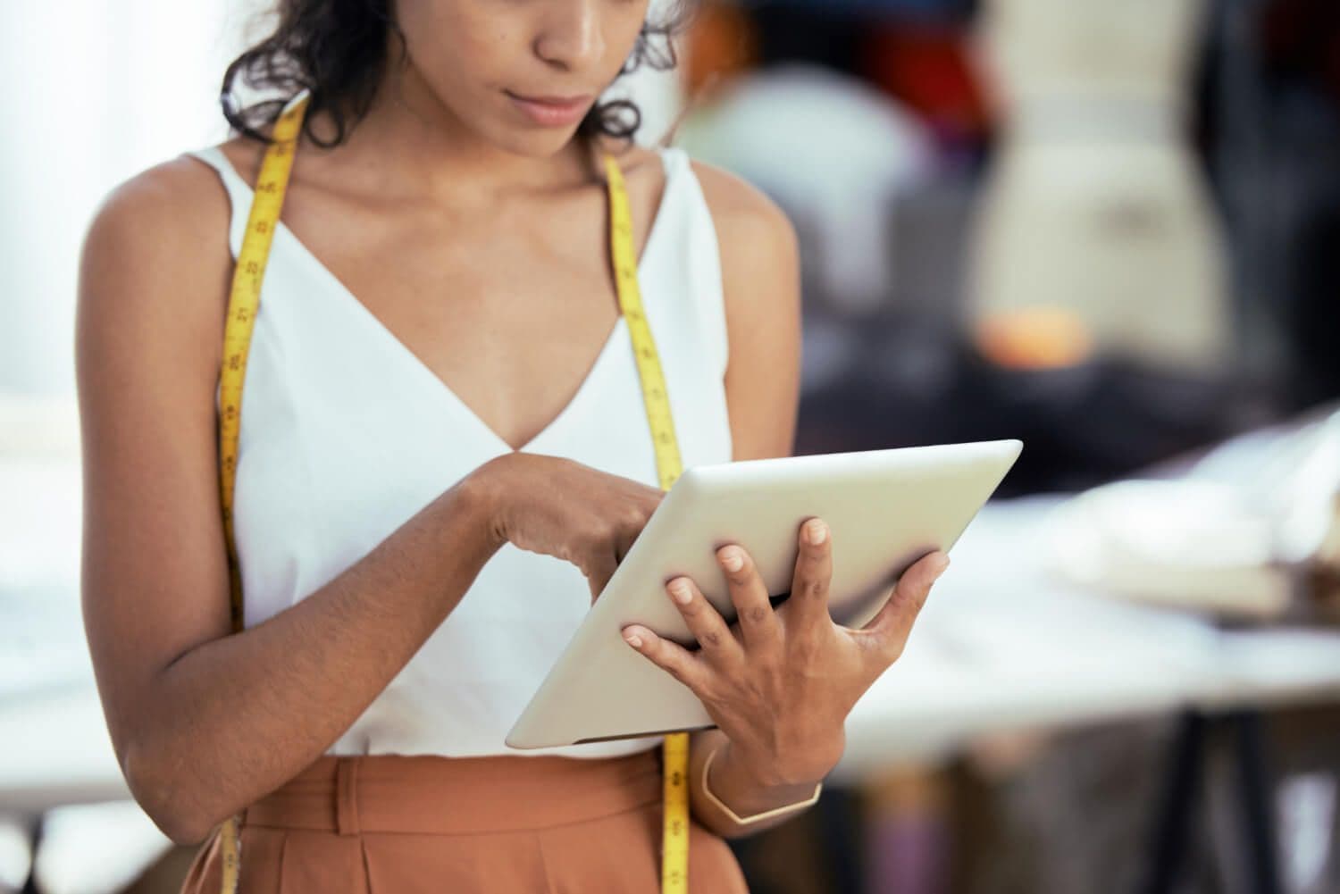 AI w modzie i branży odzieżowej: personalizacja trendy i virtual try-on