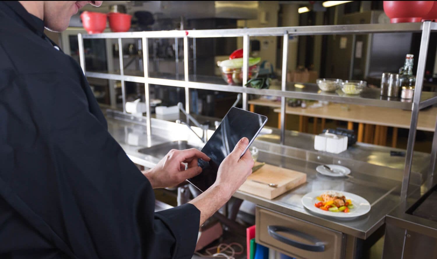 Dark kitchen i catering dietetyczny: jak technologia zmienia nowoczesną gastronomię