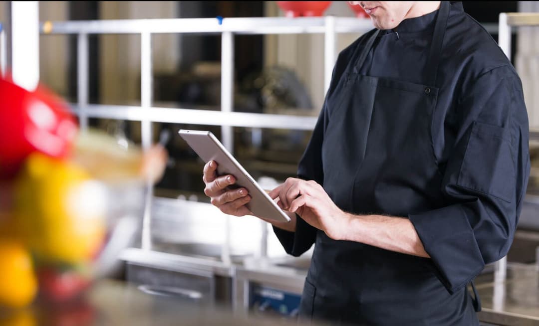 kucharz używający tableta, Dark kitchen i catering dietetyczny