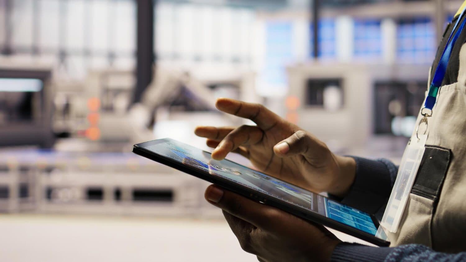 mężczyzna używający systemu erp w firmie produkcyjnej 