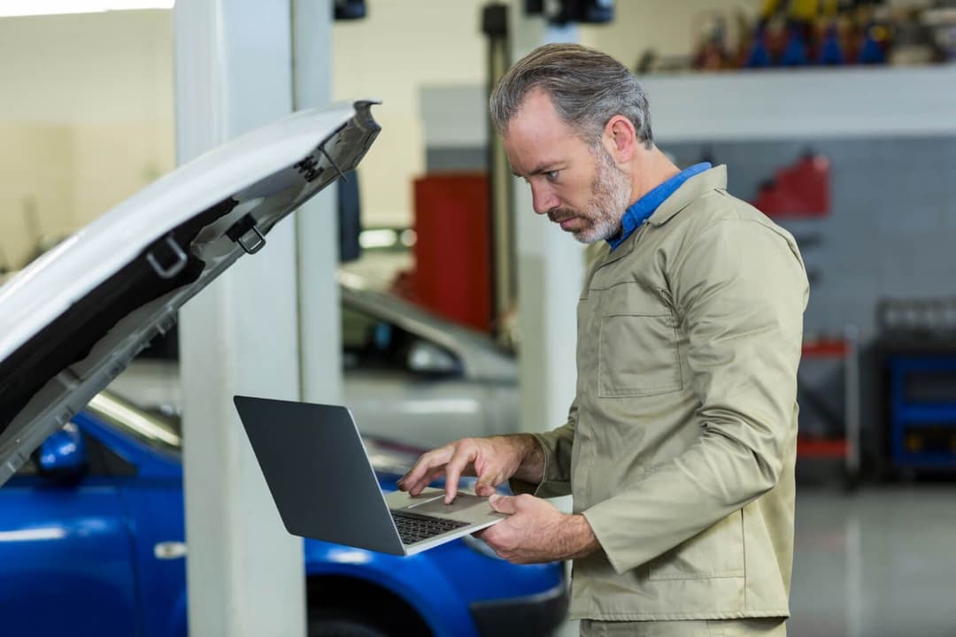 mężczyzna szukający części, E-commerce dla motoryzacji