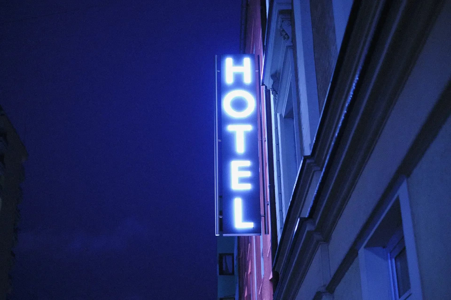 neonowy znak hotelu