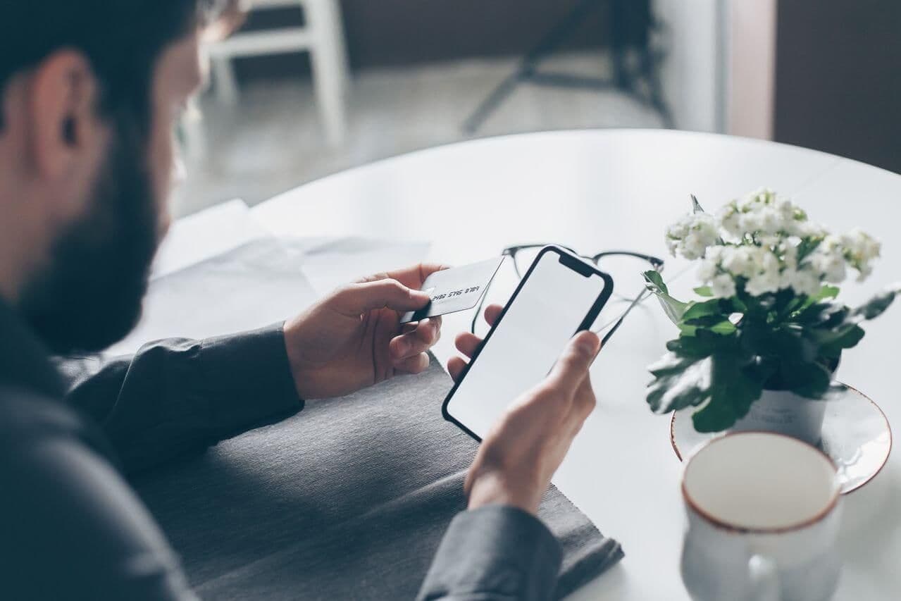 fintech, mężczyzna płacący w internecie