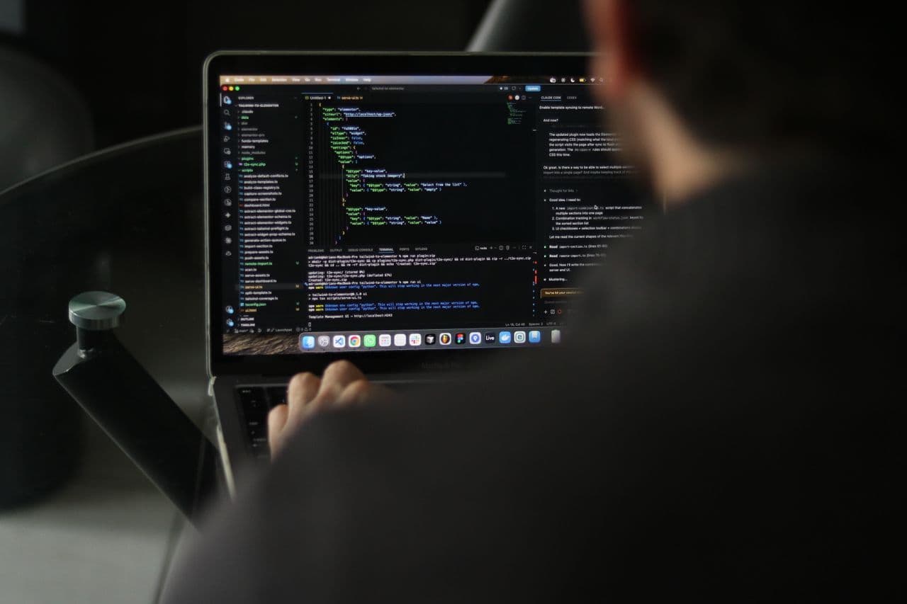 developer pracujący z kodem