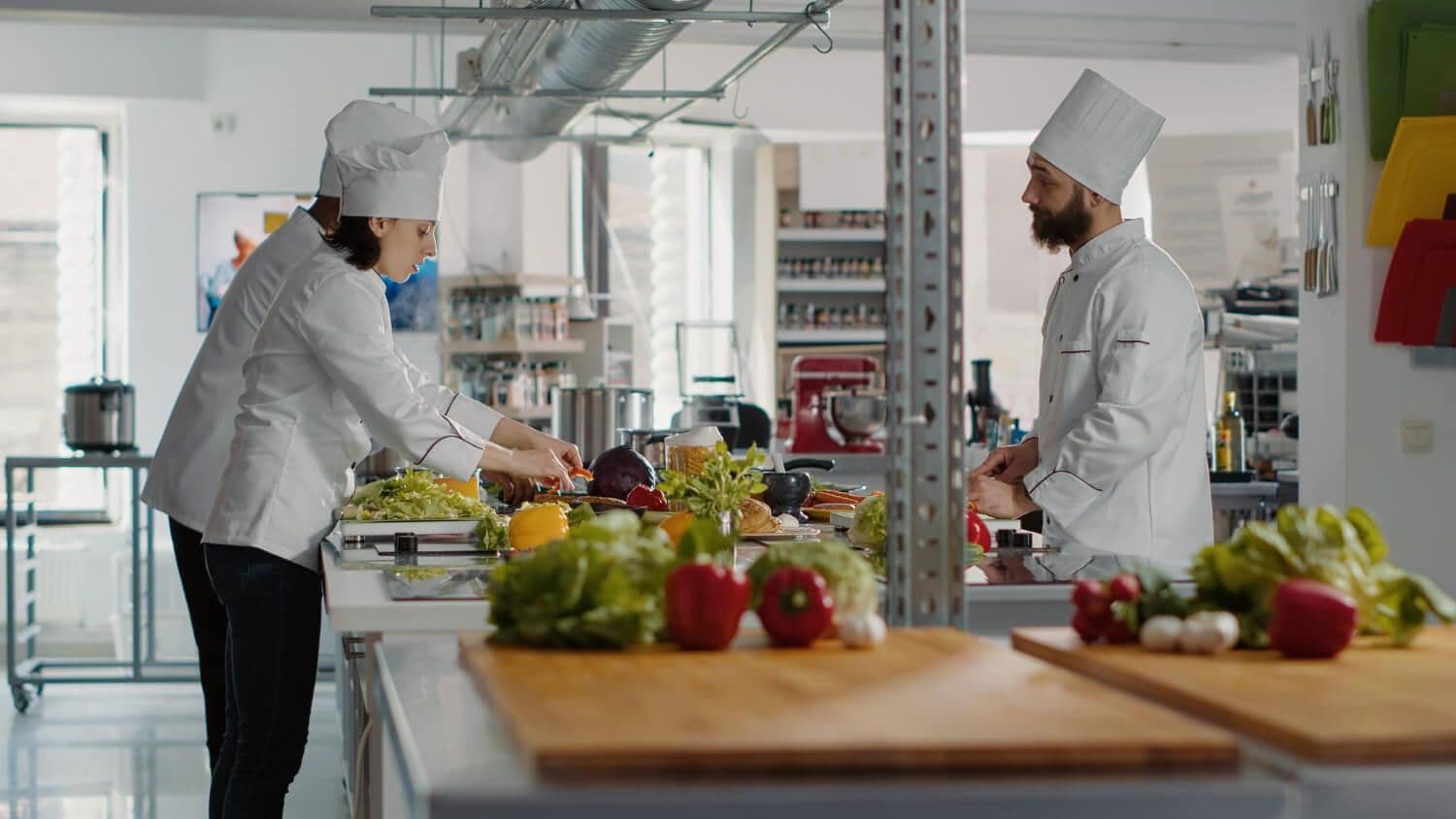 Kucharze pracujący w kuchni, cloud kitchens