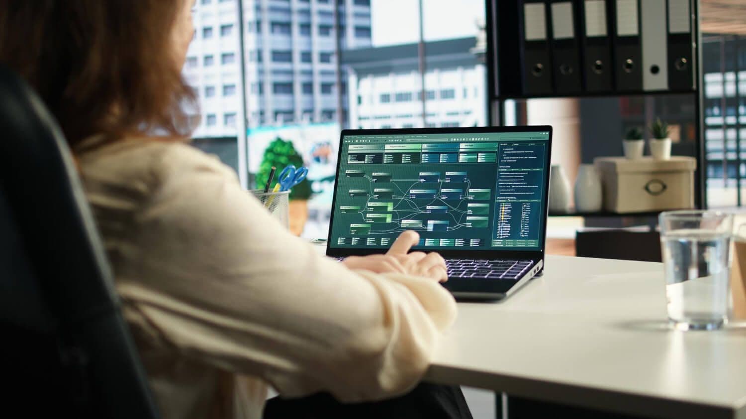 ekran laptopa z common data environment