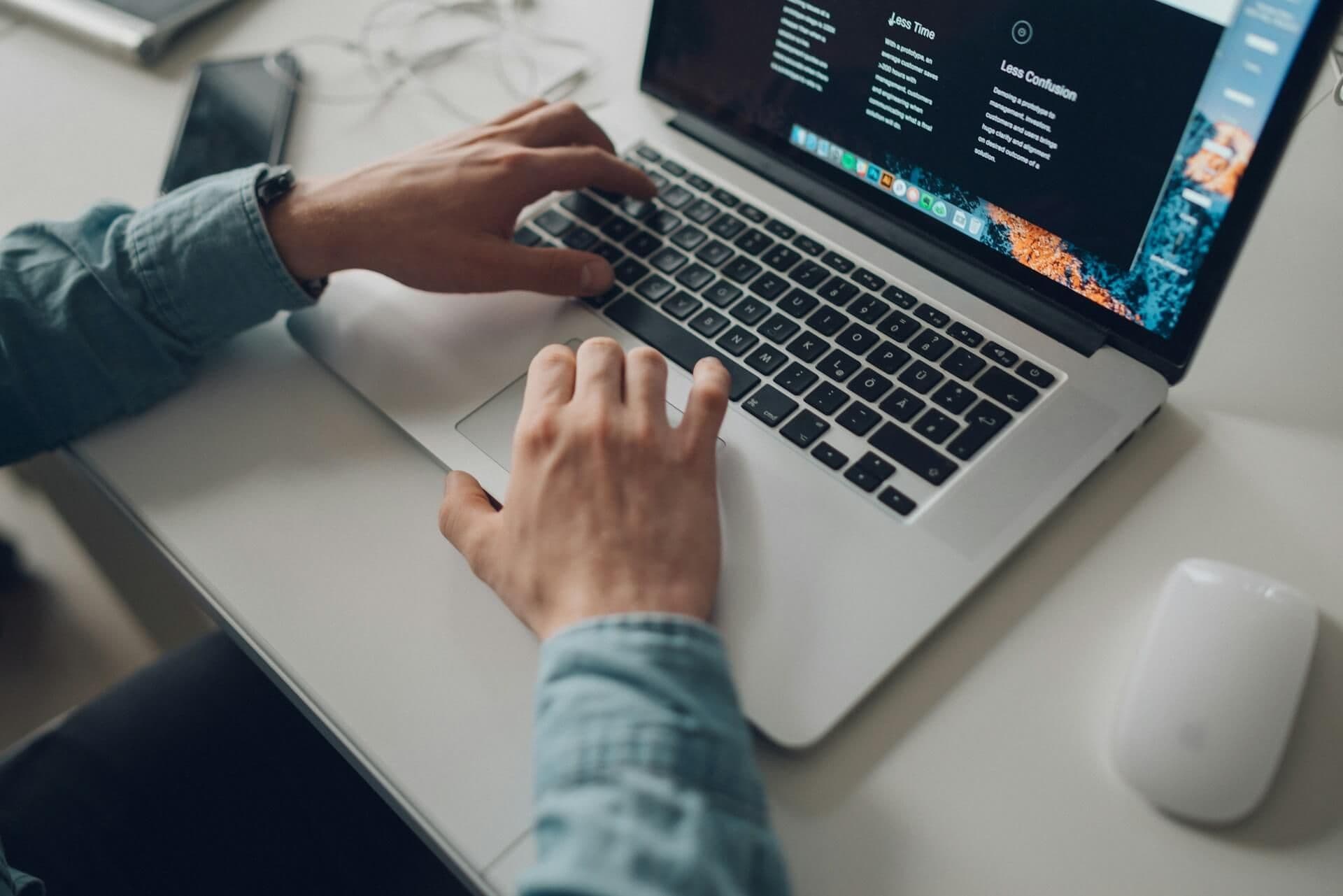 programista pracujący przed laptopem
