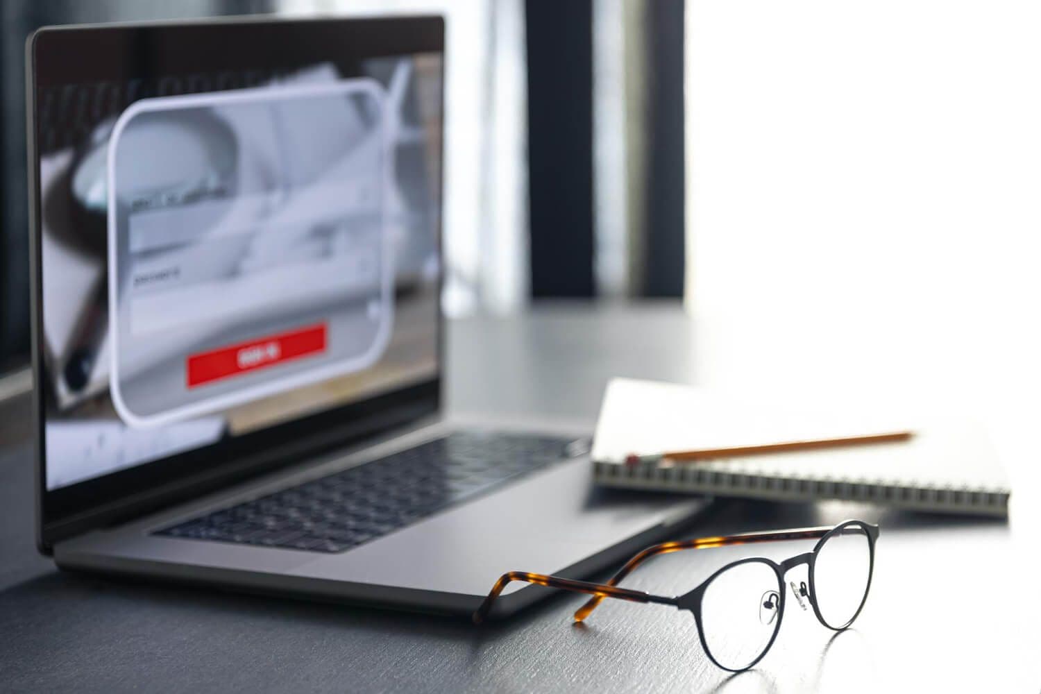laptop z otwartą platformą do e-learningu