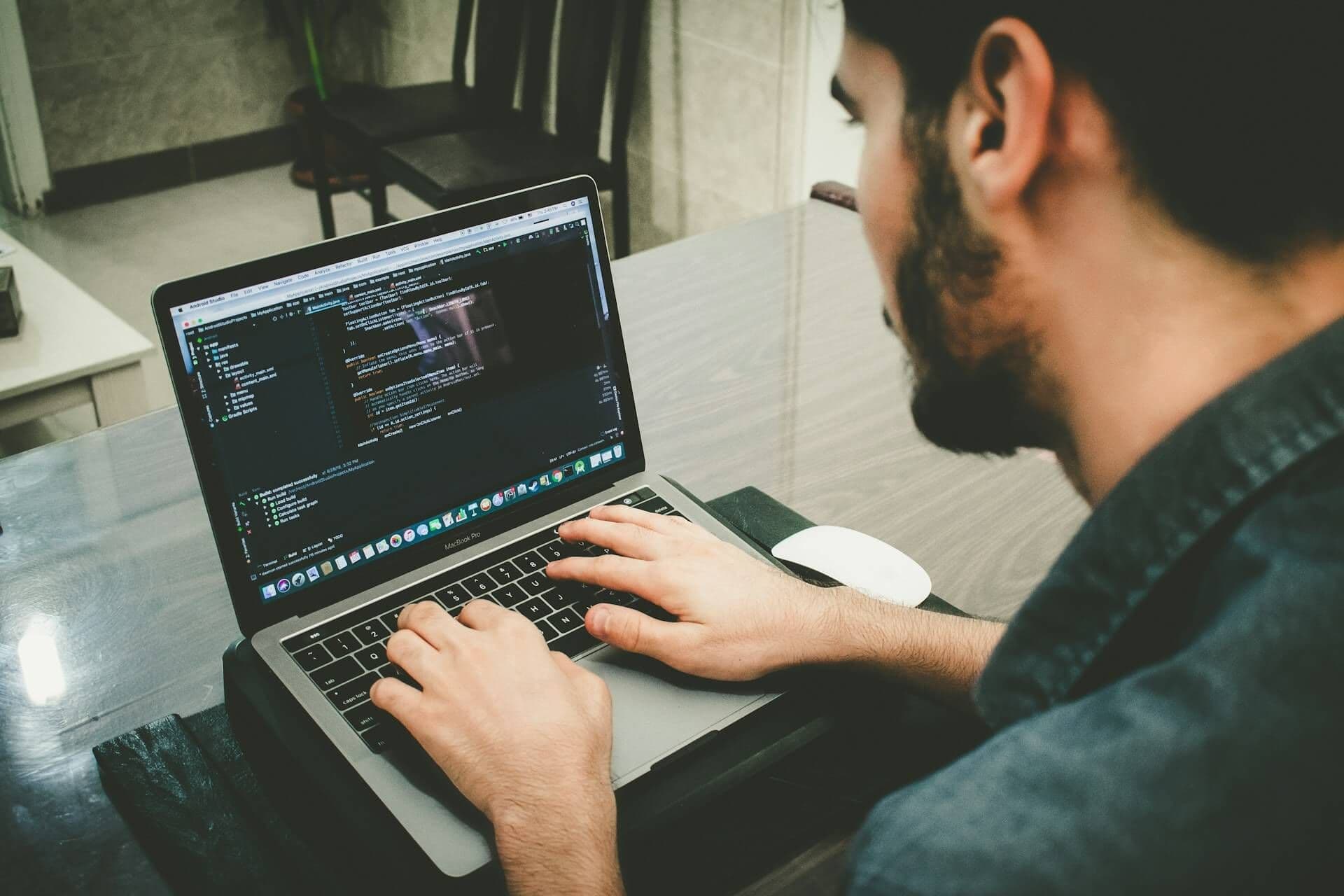 developer pracujący z kodem