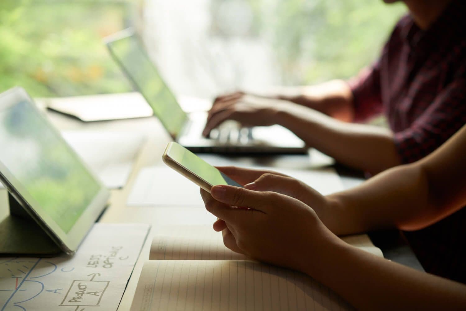 osoba używająca aplikacji mobilnej, tester
