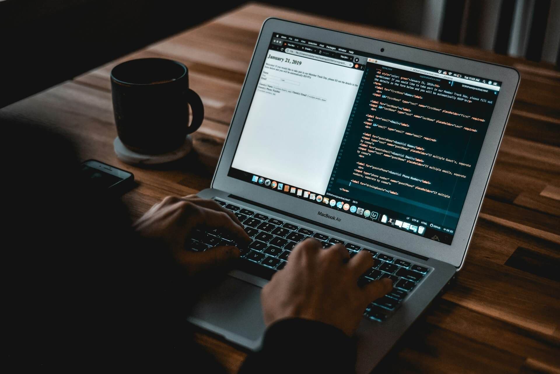 pracujący developer na laptopie