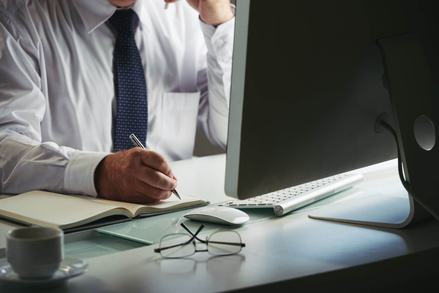 legaltech - prawnik pracujący przed komputerem