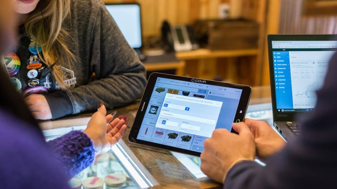 tablet wyświetlający aplikację restauracji, AI w gastronomii