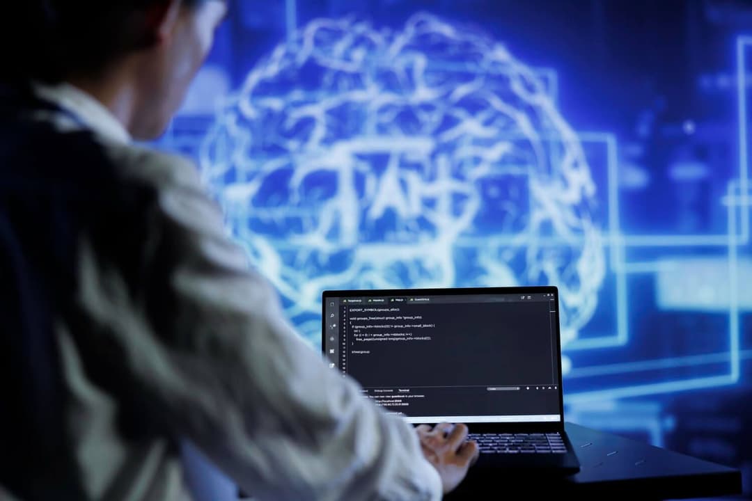mężczyzna przed komputerem, Google Vertex AI