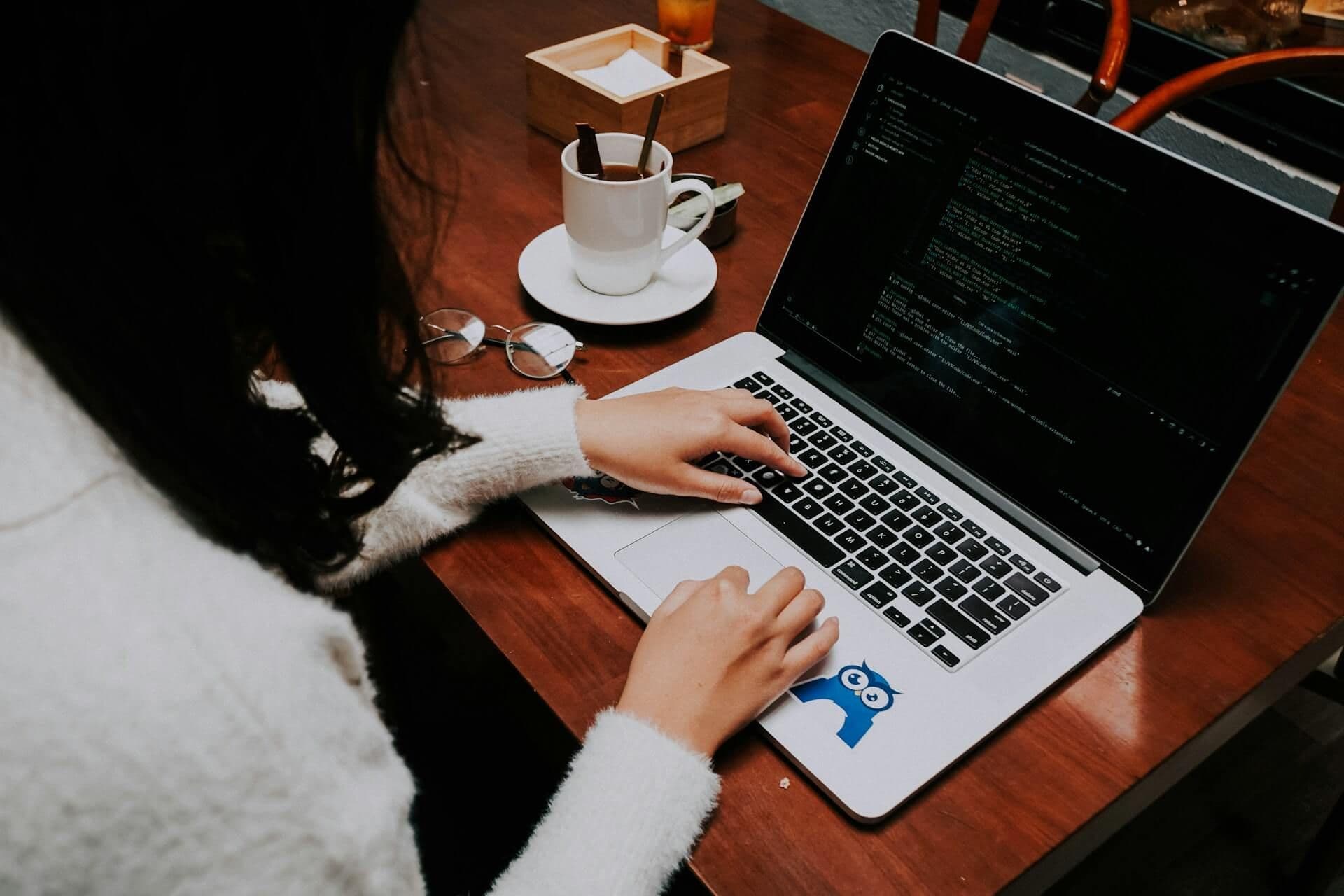 Cztery etapy użycia Turso w jednej aplikacji: prototyp na darmowym planie, osobna baza dla każdego klienta SaaS, praca offline z synchronizacją i wyszukiwanie wektorowe dla funkcji AI