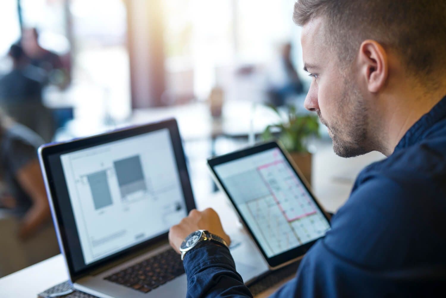 STR Management Software, mężczyzna z laptopem
