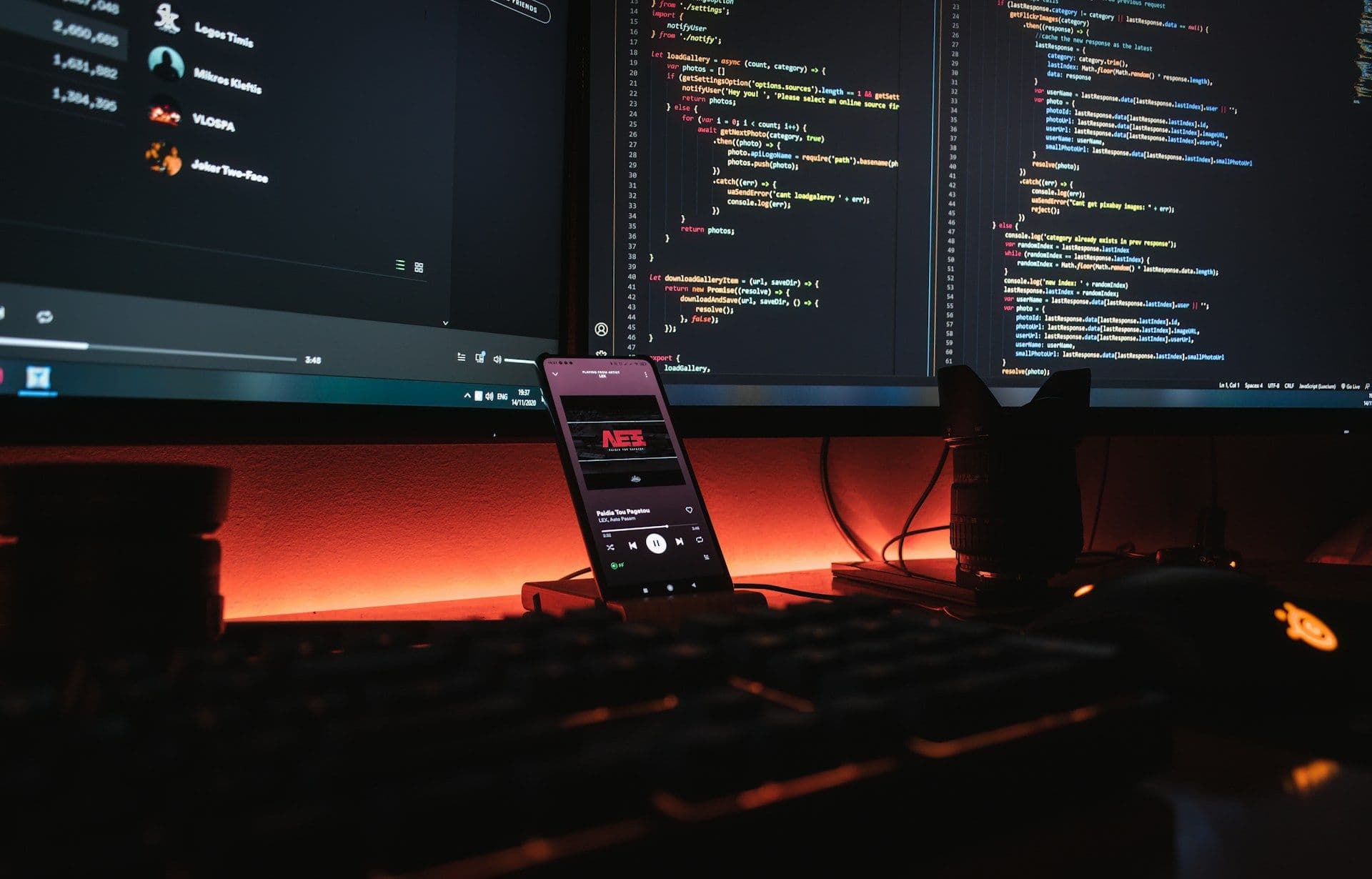 Komputer developera z kodem